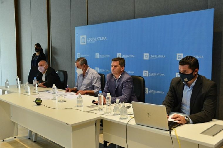 Vaquié y legisladores durante la reunión de hoy. Foto: Prensa Cámara de Diputados
