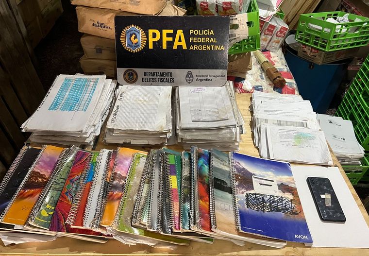 Algunos de los elementos allanados durante los 14 allanamientos.