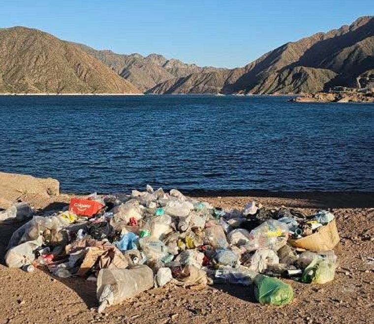 La basura está en la Bahía El Hoyo en Potrerillos. La basura está en la Bahía El Hoyo en Potrerillos.