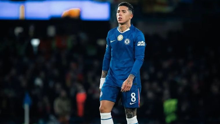 Enzo Fernández vivió una noche particular en Inglaterra: los hinchas del Fulham lo silbaron y los del Chelsea lo ovacionaron durante el triunfo 3-2 de los Blues.