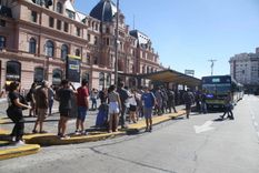 Los colectivos son la única opción relativamente económica para trasladarse este miércoles. Foto: NA