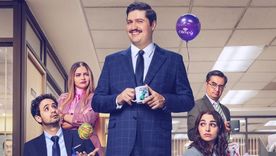 La serie transcurre en la sucursal de Jabones Olimpo en Aguascalientes y sigue a un grupo de empleados atravesados por la rutina, el desorden y un jefe imposible. La serie transcurre en la sucursal de Jabones Olimpo en Aguascalientes y sigue a un grupo de empleados atravesados por la rutina, el desorden y un jefe imposible.