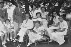 Joseph P. Kennedy y Rose Fitzgerald junto a sus nueve hijos.