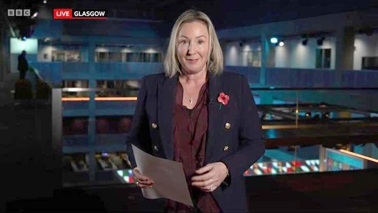 La editora de Tecnología de la BBC, Zoe Kleinman, tuvo que leer sus notas durante una reciente transmisión en vivo.