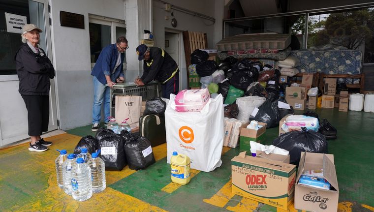 Hay varios puntos en los que se está llevando a cabo la entrega de alimentos, ropa e insumos Foto: X