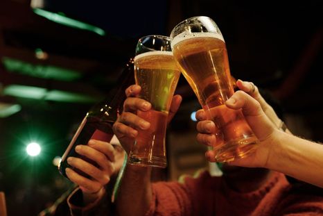 Según un estudio, la edad que la juventud argentina prueba por primera vez el alcohol es muy temprana.