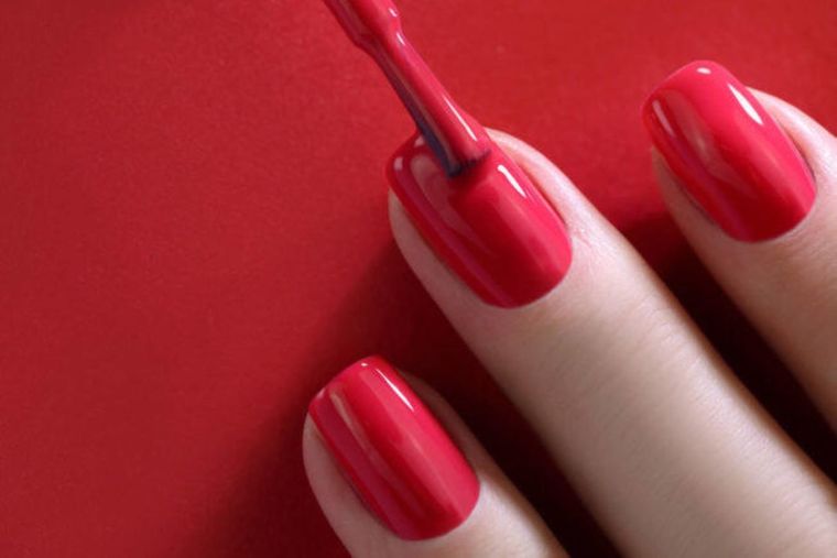 Las uñas rojas es un clásico que sigue marcando tendencia Foto: Shutterstock
