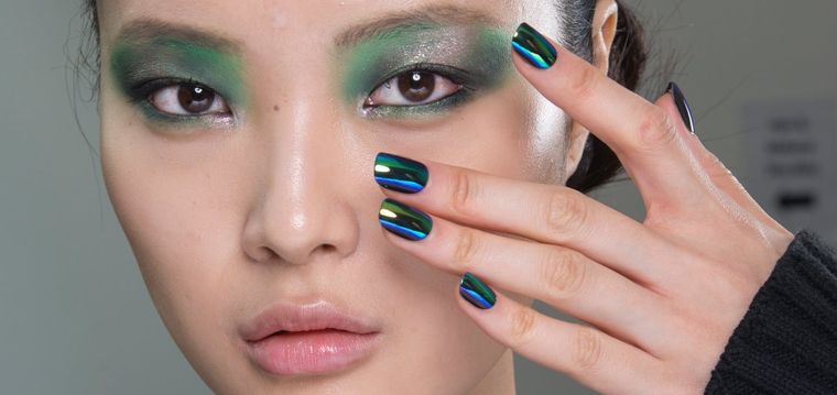 La nueva moda en manicura: uñas metalizadas, desde el plateado, hasta colores extravagantes, todo vale en esta tendencia. Foto: The Fashion Spot