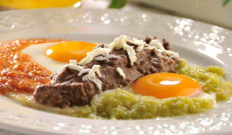 Una receta antigua cuenta que los huevos divorciados surgieron en fondas tradicionales donde los cocineros quer&iacute;an ofrecer un plato simple, econ&oacute;mico y r&aacute;pido sin perder el toque casero de la cocina mexicana.