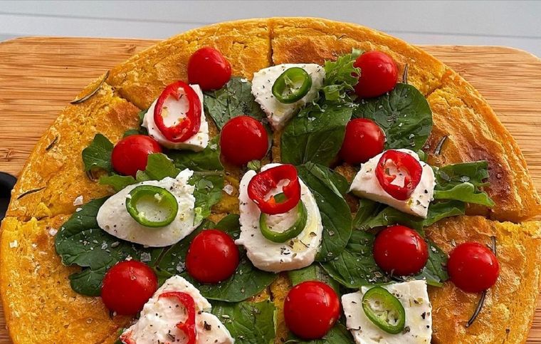 Este plato hecho con harina de garbanzos es delicioso. Se puede servir con tomates y albahaca y queda delicioso. Foto: Instagram