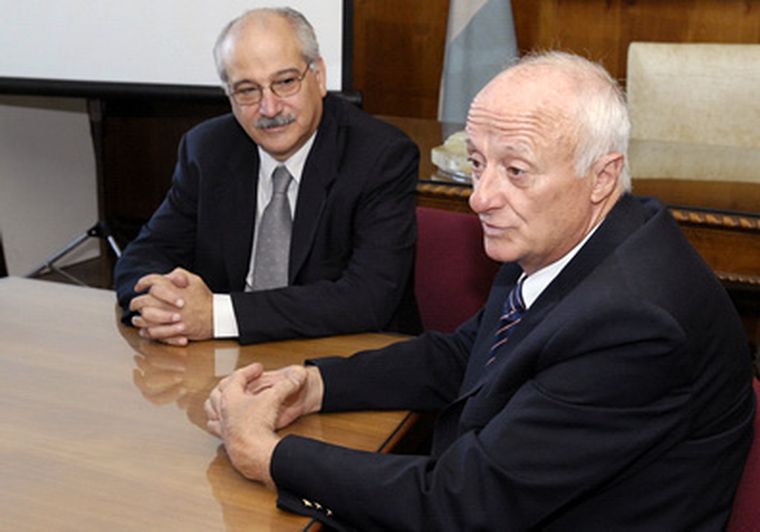 Jorge Giunta (izquierda), encabezó la conferencia y la apertura de sobres. Foto: Gonzalo Bravo / MDZ