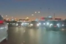 Un motociclista logró escapar de motochorros en plena autopista Panamericana Foto: Captura de video Un motociclista logró escapar de motochorros en plena autopista Panamericana Foto: Captura de video