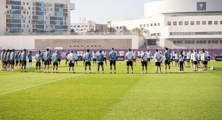 Los futbolistas uruguayos realizan un minuto de silencio antes de entrenar. Foto: @aufoficial