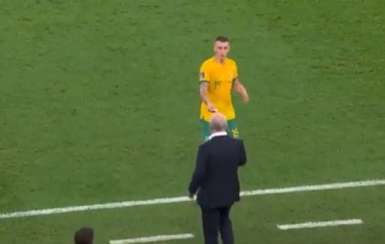 Duke le entrega el papelito a su entrenador. Foto: Captura