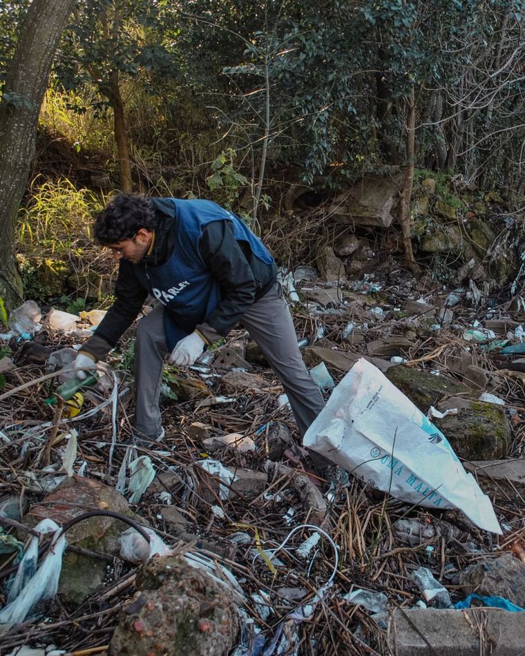 El agua sigue arrastrando su contaminación hacia la costa. Foto: gentileza de Parley Argentina. El agua sigue arrastrando su contaminación hacia la costa. Foto: gentileza de Parley Argentina.