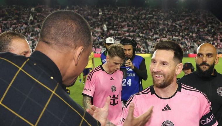 Will Smith saluda a Messi al término del primer tiempo. Foto: Instagram @willsmith