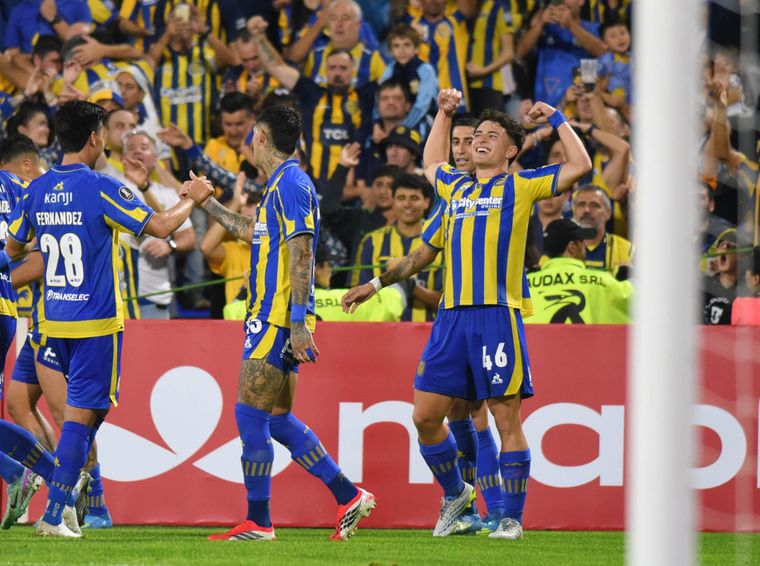 Con el gol del pibe Ovando, Rosario Central se está metiendo en octavos de la Libertadores.