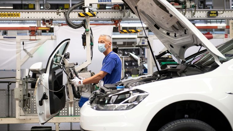 Un trabajador con mascarilla en la línea de montaje de Volkswagen en Wolfsburgo (Alemania), el 27 de abril de 2020.