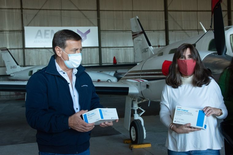 Suarez y su ministra de Salud, durante la recepción de test rápidos para detectar coronavirus,