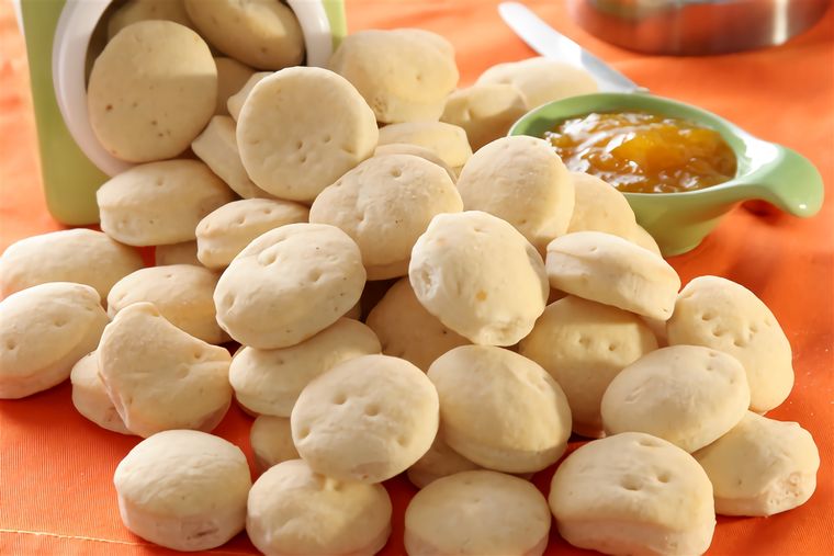 En las panaderías, suelen venderse tibios porque el aroma a grasa recién horneada atrae a todos los clientes. En las panaderías, suelen venderse tibios porque el aroma a grasa recién horneada atrae a todos los clientes.