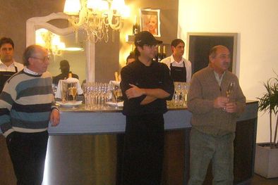 MDZol | En el espacio de recepción, Pepe Cúnsolo -presidente del club- escucha atento las palabras del chef, Marcos Zabaleta, y del enólogo, Onofre Arcos. Foto: Gentileza