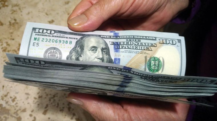 El dólar volvió a subir en el cierre de la semana. Foto: ALF PONCE MERCADO / MDZ