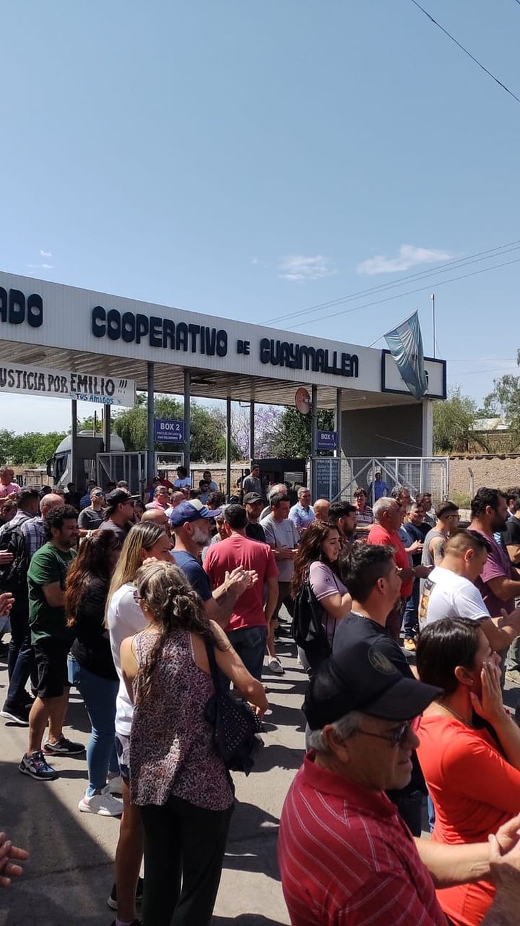 Gran cantidad de gente pide justicia por la muerte del trabajador