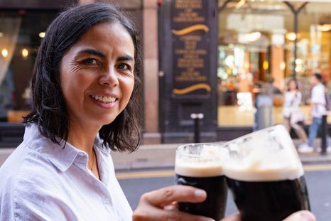 Beber es un hábito muy arraigado en la sociedad irlandesa. Beber es un hábito muy arraigado en la sociedad irlandesa.