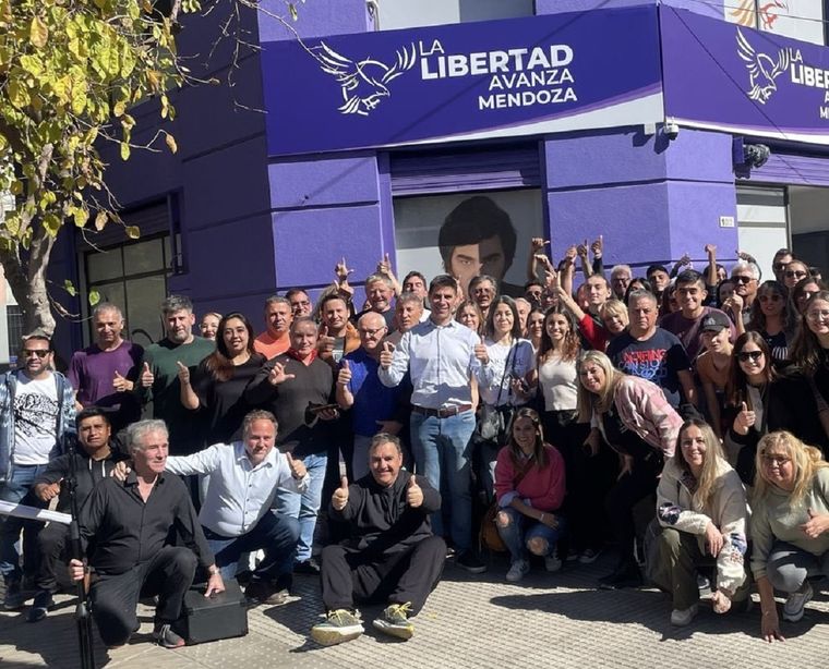 Facundo Correa Llano (centro), presidente de La Libertad Avanza Mendoza, junto a los militantes libertarios.