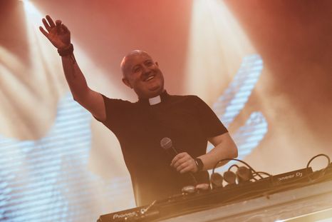 Desde las 20, el sacerdote portugués Guilherme Peixoto, conocido como el “Cura DJ”, encabezará un show gratuito en Plaza de Mayo. Desde las 20, el sacerdote portugués Guilherme Peixoto, conocido como el “Cura DJ”, encabezará un show gratuito en Plaza de Mayo.