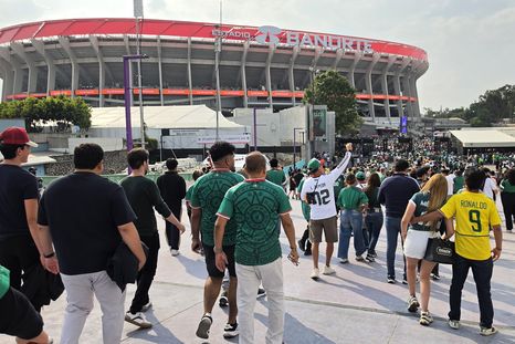 Hinchas de la selección de México en el Estadio Azteca. Hinchas de la selección de México en el Estadio Azteca.