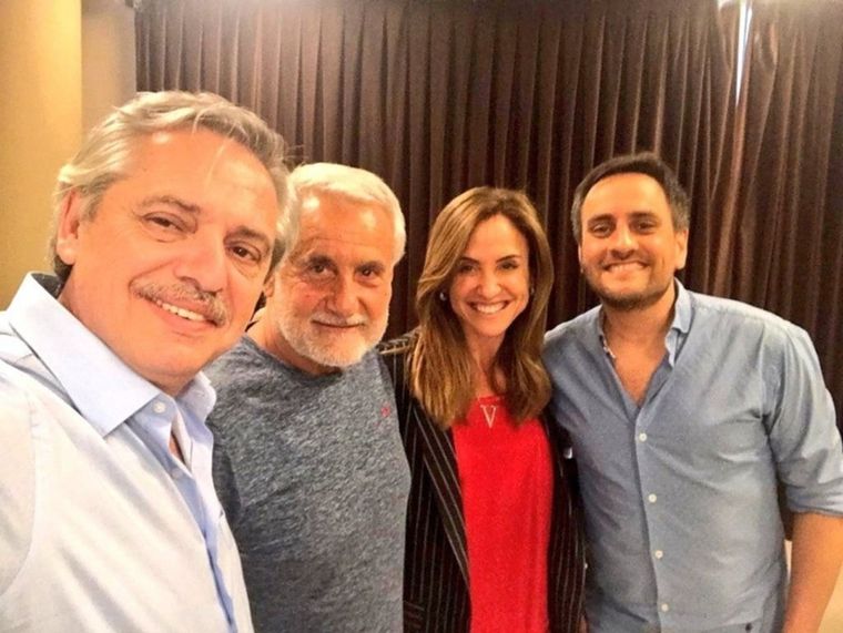 Alberto Fernández junto a Pepe Albistur y Victoria Tolosa Paz