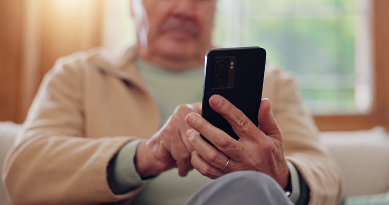 Los nuevos teléfonos móviles ofrecen herramientas de seguridad y pantallas adaptadas para los jubilados.