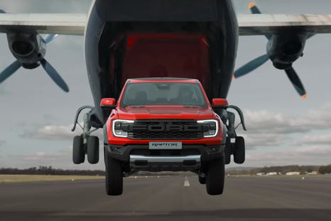 Como la F-100 argentina en 1974, la nueva Ranger Raptor cayó del cielo