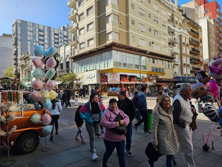 Miles de marplatenses y turistas recorren la Peatonal San Martín a diario Foto: Federico Bruno