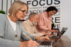 Cómo acceder a los cursos para jubilados Foto: Freepik