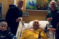 Norbert Schemm, de 87 años, estuvo rodeado de sus seres queridos durante sus últimos días. Y su foto se volvió viral. Norbert Schemm, de 87 años, estuvo rodeado de sus seres queridos durante sus últimos días. Y su foto se volvió viral.
