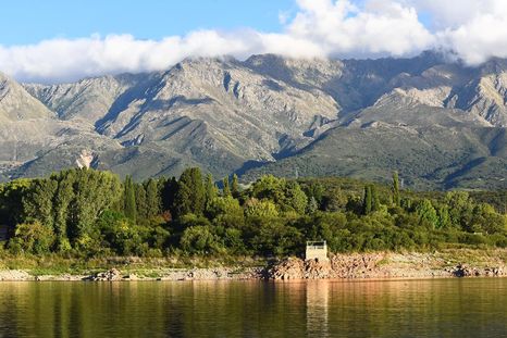 Los Hornillos es un pueblo cordobés que invita a frenar el ritmo, disfrutar de la naturaleza y redescubrir los sabores auténticos de las sierras. Los Hornillos es un pueblo cordobés que invita a frenar el ritmo, disfrutar de la naturaleza y redescubrir los sabores auténticos de las sierras.