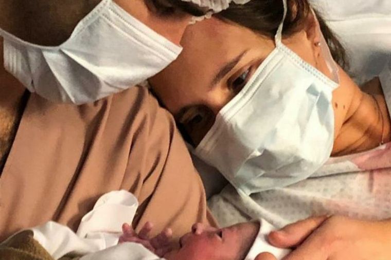 Nicolás y Valeria con la pequeña Sofía.