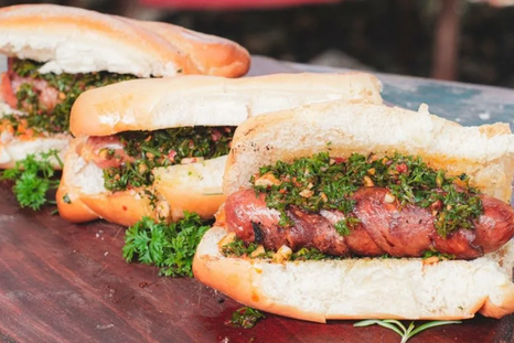 Receta de choripán con pan crujiente y chorizo jugoso. Receta de choripán con pan crujiente y chorizo jugoso.