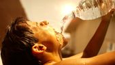 Beber agua es fundamental ante una ola de calor Foto: Shutterstock Beber agua es fundamental ante una ola de calor Foto: Shutterstock