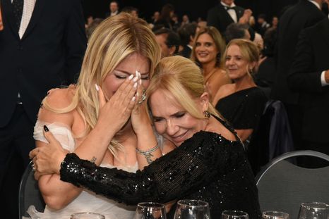 Wanda Nara junto a su madre tras ganar el Martín Fierro. Wanda Nara junto a su madre tras ganar el Martín Fierro.