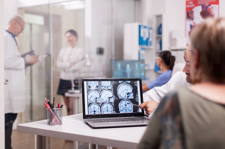En Argentina, el ACV es una de las principales causas de muerte y discapacidad. Según el Ministerio de Salud, se registran entre 100.000 y 126.000 casos al año.