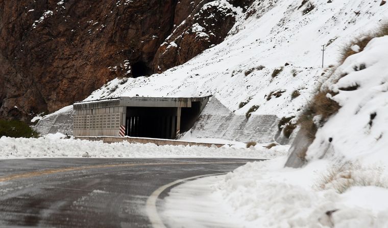 Después de más de un mes de cierre, los camiones comenzaron a cruzar hacia Chile bajo un operativo especial y con horarios de circulación definidos. Después de más de un mes de cierre, los camiones comenzaron a cruzar hacia Chile bajo un operativo especial y con horarios de circulación definidos.