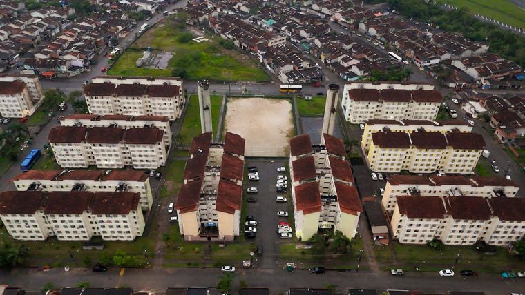 La escuela está ubicada en un barrio creado para reasentar a familias que vivían en zonas de riesgo de la Serra do Mar.