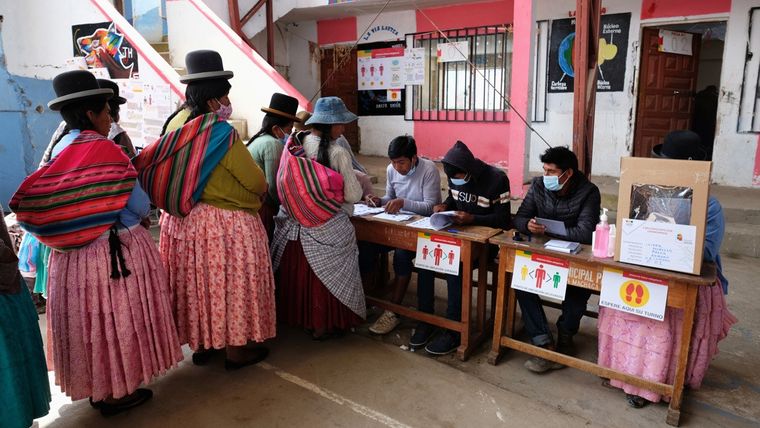 Personas esperan para votar en un colegio electoral en Cohoni, Bolivia, 18 de octubre de 2020. Foto: RT