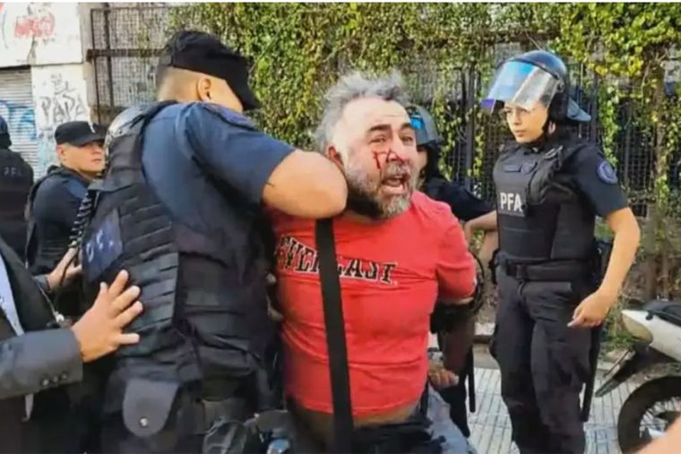 Así detuvieron al camarógrafo frente al Congreso.&nbsp;