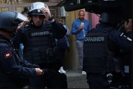 La Policía de Italia investiga el exitoso robo al banco de Nápoles. La Policía de Italia investiga el exitoso robo al banco de Nápoles.