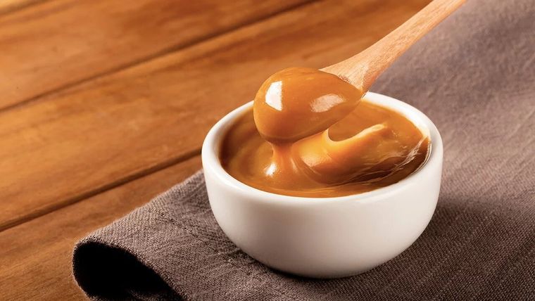 Admira el brillo y la deliciosa textura de este dulce mexicano. No podrás parar de comerlo a cucharadas.