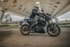 La nueva Suzuki GSX-8TT está equipada con el motor bicilíndrico en paralelo de 776 cm3 con doble árbol de levas en cabeza (DOHC), que destaca por ofrecer una gran respuesta desde bajas revoluciones.
